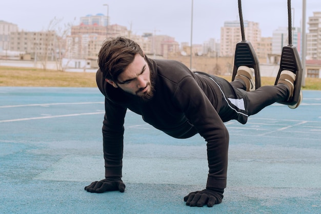 Un instructor de calistenia haciendo su rutina de entrenamiento