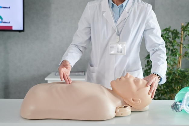 Instructor demostrando cpr en maniquí