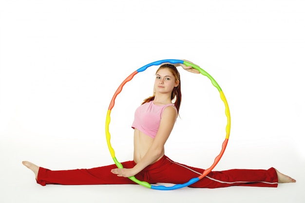 Instructor de fitness joven atractiva con hula-hoop