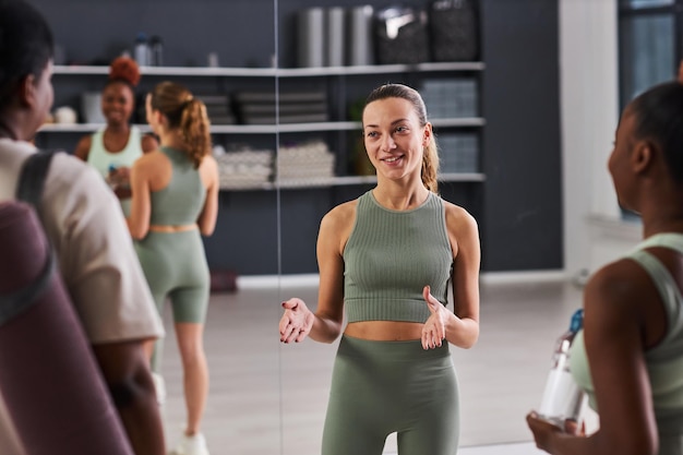 Instructor hablando con mujeres en el gimnasio