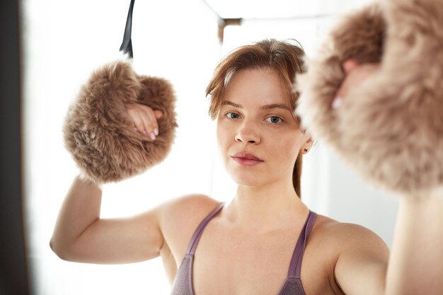 El instructor hace ejercicios en el reformador una hermosa chica entrena en el moderno simulador reformador para ejercitar los músculos profundos el equipo reformador modernizado para pilates y yoga