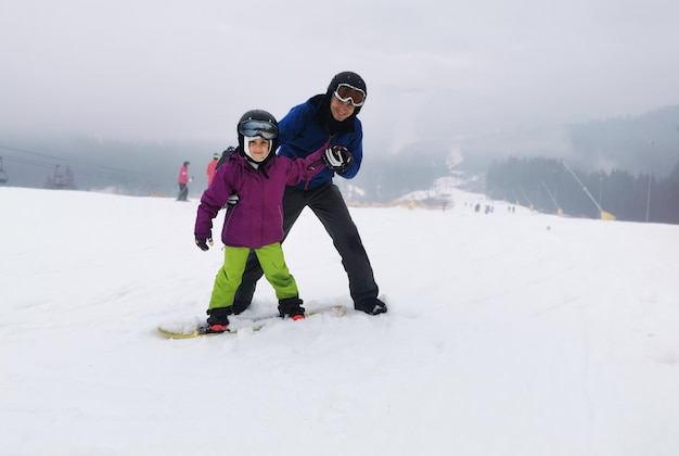 Instructor de snowboard con niño