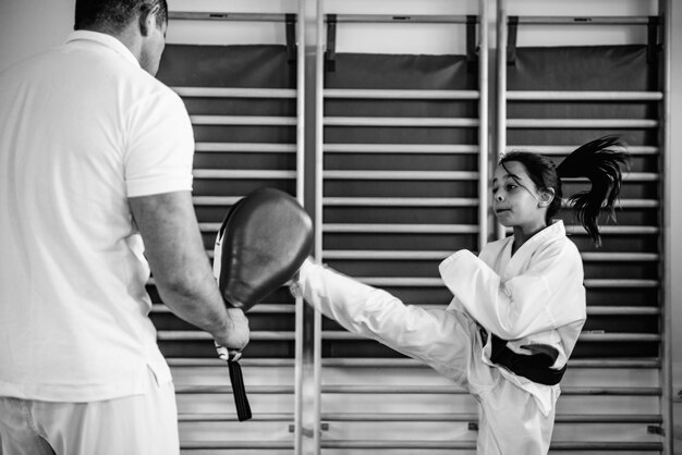 Foto instructor de tae kwon do con una chica