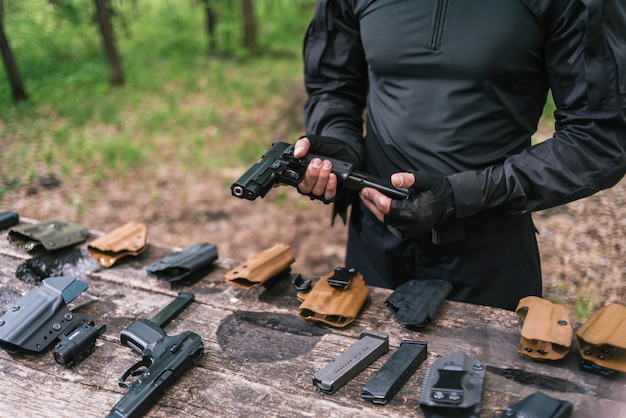 Instructor de tiro deportivo revisa el primer plano de tus armas