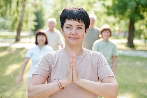 Instructor de yoga haciendo gesto de Namaste