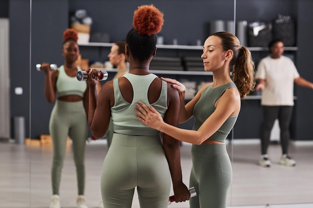 Instructora entrenando a una chica en el gimnasio