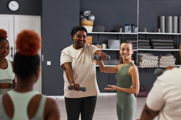 Instructora entrenando a mujeres en el gimnasio