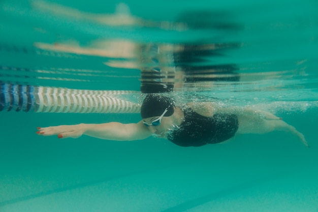 Instructora de natación femenina bajo el agua