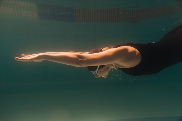 Instructora de natación femenina bajo el agua