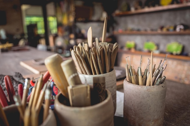 Instrumentenbausatz in einer großen Werkstatt zur Herstellung von Tonprodukten