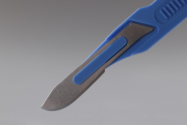Instrumento afiado de cortador de caixa de bolso retrátil em faca de cor azul