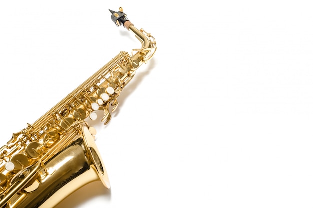 Instrumento de jazz de saxofone isolado