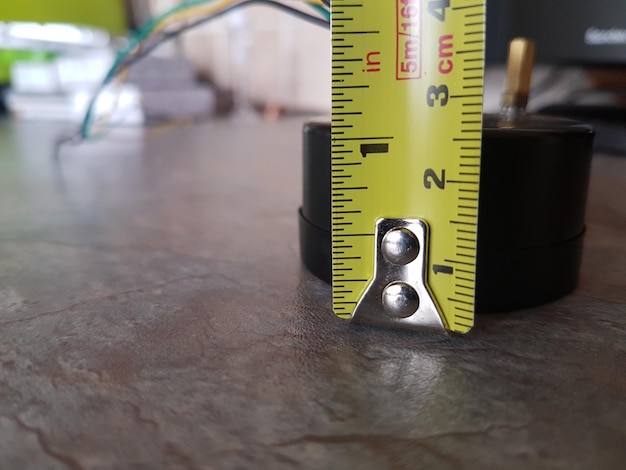 Instrumento de medição sobre mesa