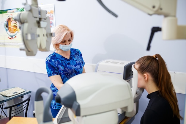 Instrumento de optometria clínica. Correção profissional médica da visão.