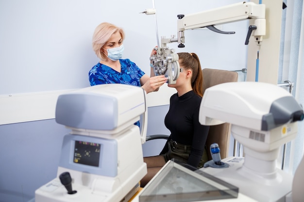 Foto instrumento de optometria clínica. correção profissional médica da visão.