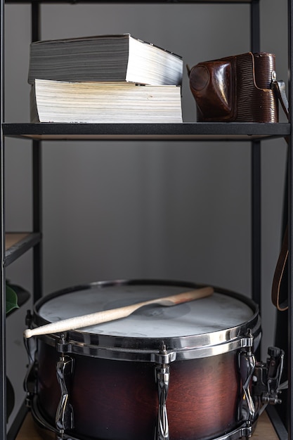 Instrumento de percussão, caixa com baquetas fecham no interior da sala.