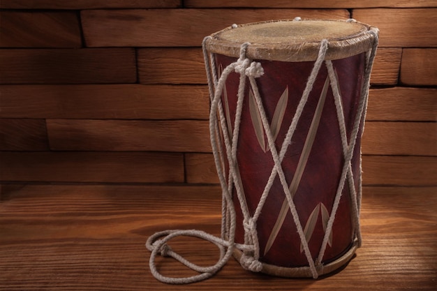 Instrumento de percussão Conga em tábuas de madeira