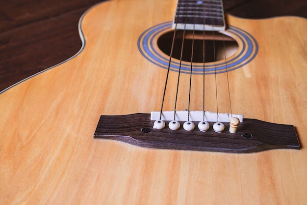 Foto instrumento de violão na mesa