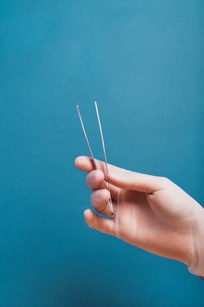 Instrumento dental en una mano en un guante médico