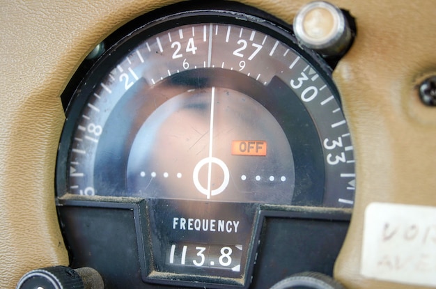 Foto instrumento de medición dentro de un avión antiguo