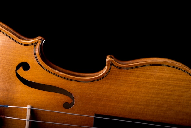 Instrumento de música violín de primer plano de la orquesta aislado en negro