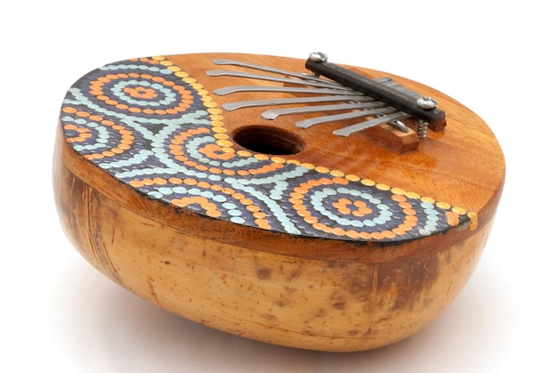 Instrumento musical africano tradicional kalimba aislado en blanco