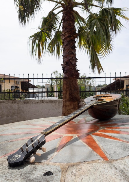 El instrumento musical de cuerda nacional griego Bouzouki yace sobre una mesa de mármol en Grecia