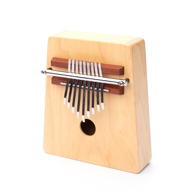 Instrumento musical da cultura africana isolado no fundo branco, madeira tradicional para tocar Kalimba fazendo som da África, percussão étnica do polegar, melodia folclórica acústica de estilo de madeira à mão