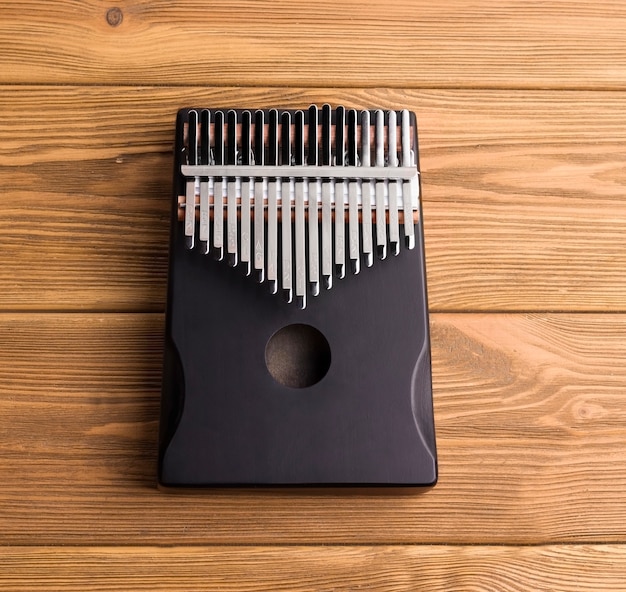 Instrumento musical kalimba sobre fondo de madera