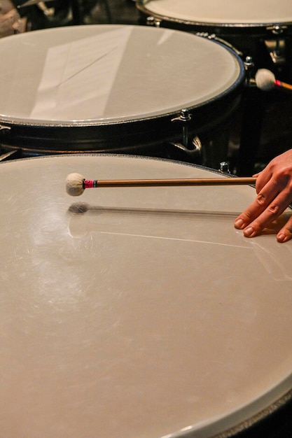 Foto instrumento musical de membranófono de timbales sinfónicos con un sonido profundo