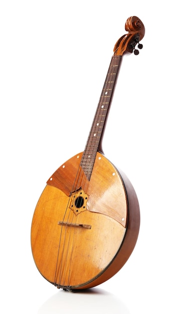 Instrumento musical popular domra aislado en blanco