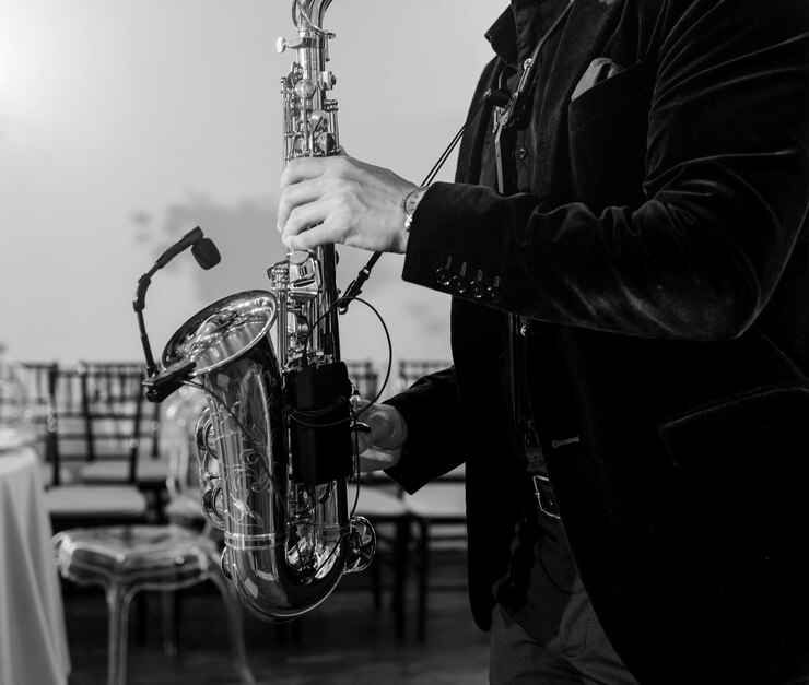 Foto instrumento musical de saxofón interpretado por músico saxofonista en el festival