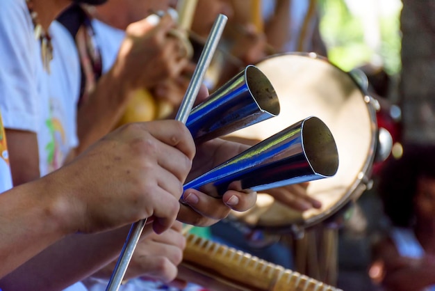 Instrumento de percusión de metal utilizado en la música de la samba brasileña