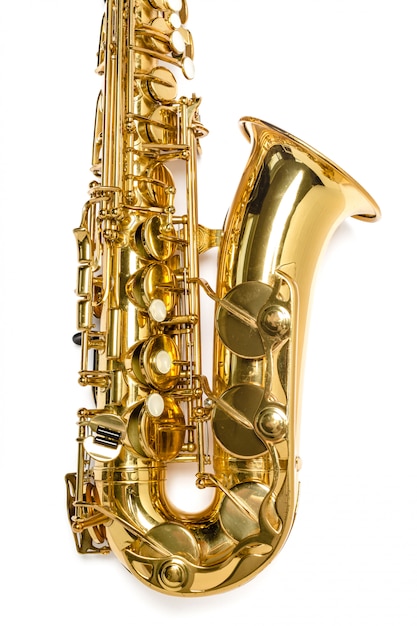 Instrumento de saxofón jazz aislado