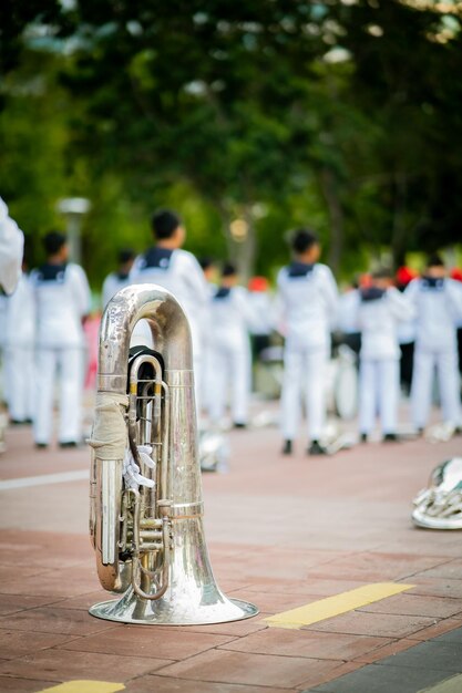 Foto instrumento de viento en el sendero durante el desfile