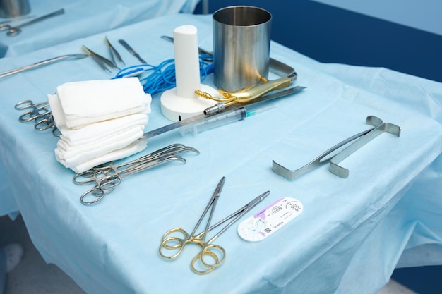 Instrumentos cirúrgicos na sala de cirurgia na mesa