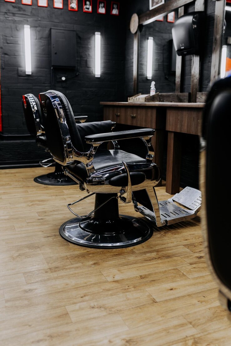 Foto instrumentos de equipamentos de ferramentas de barbearia e processo de trabalho com cabelo e barba