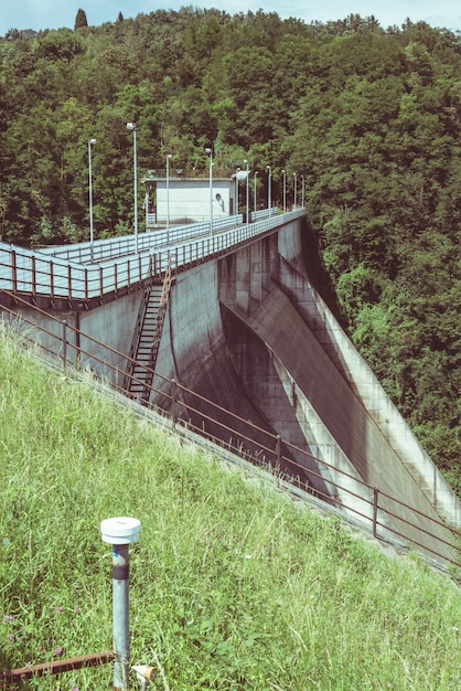 Instrumentos de medição (extensômetro e nível topográfico) para monitoramento da estabilidade em uma barragem.