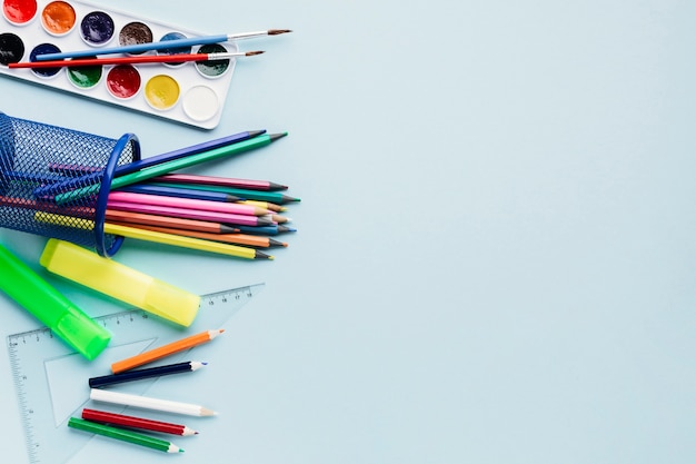 Foto instrumentos de papelaria em fundo azul