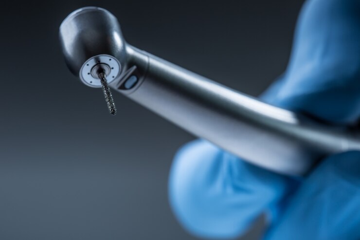Foto instrumentos dentais. turbina denta de alta velocidade. broca cilíndrica dentária de diamante com peça de mão.