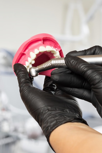 Instrumentos dentales para el cuidado dental de los dientes en manos del dentista