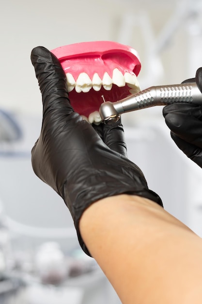 Instrumentos dentales para el cuidado dental de los dientes en manos del dentista