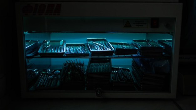 Los instrumentos dentales se esterilizan en un autoclave bajo una lámpara ultravioleta