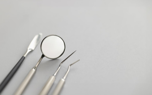 Foto los instrumentos dentales para el trabajo se encuentran en el concepto de mesa