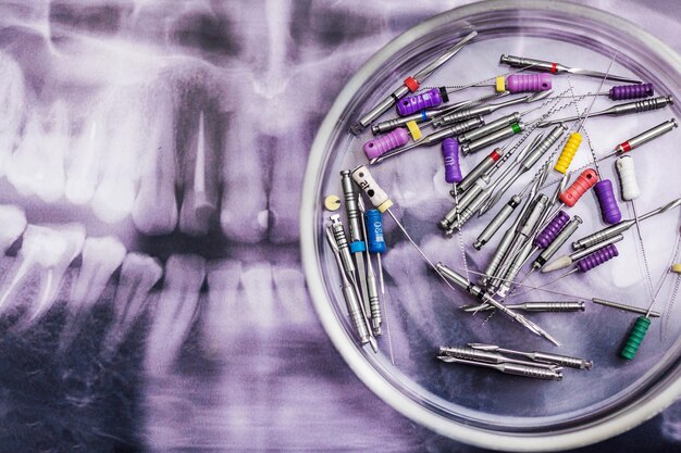 Instrumentos dentários com tiro na mandíbula. conceito de odontologia