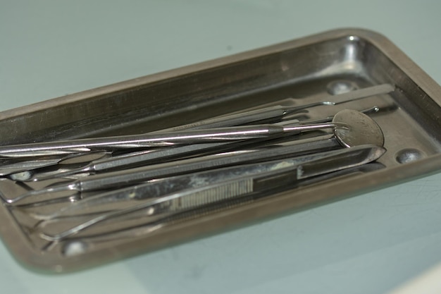 Instrumentos dentários de metal para tratamento dentário