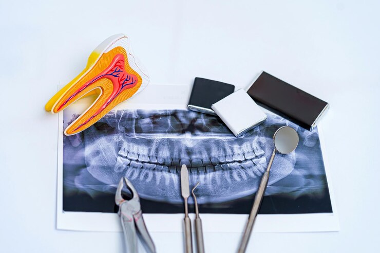 Foto instrumentos dentários e raio x da mandíbula em fundo branco raio x panorâmico da mandíbula em fundo branco