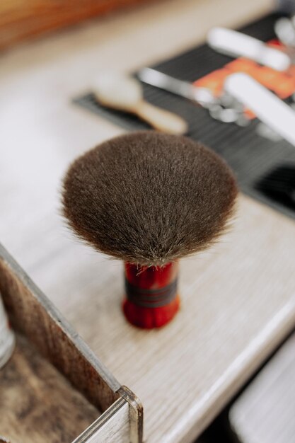 Instrumentos de equipo de herramientas de barbería y proceso de trabajo con cabello y barba