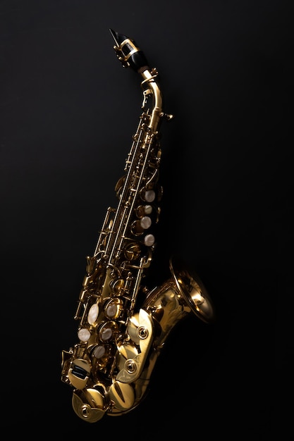 Instrumentos de jazz saxofón saxofón soprano aislado instrumento musical de saxofón closeup en negro