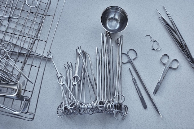 Instrumentos médicos cirúrgicos de perto no gabinete de desinfecção foco seletivo